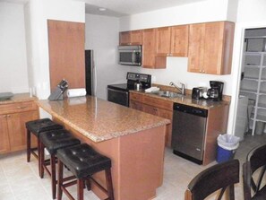 Apartamento, 2 quartos | Cozinha privada | Geladeira, fogão, cafeteira/chaleira, torradeira