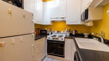 Condo, 2 Bedrooms | Private kitchen | Fridge, oven, coffee/tea maker, toaster