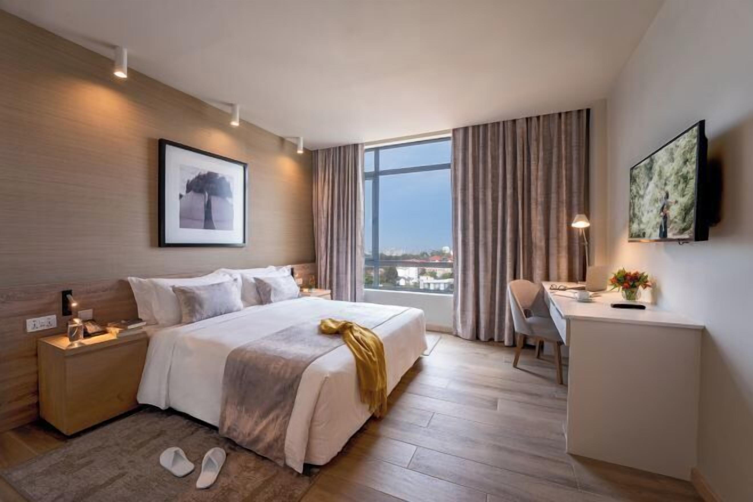 Bộ đồ giường cao cấp, két bảo mật tại phòng, bàn 