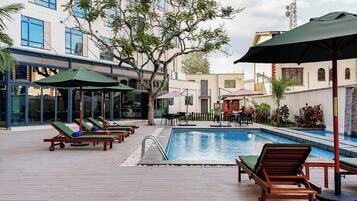 Una piscina al aire libre