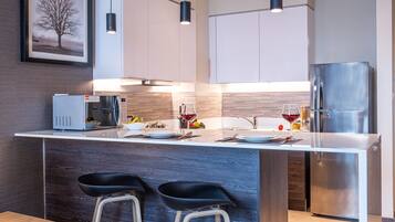 Réfrigérateur, micro-ondes, lave-vaisselle, cafetiÚre/bouilloire