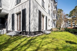 A modern building with large windows and a well-maintained lawn. - Apartamenty Swinoujscie - Villa 44 (Swinoujscie)