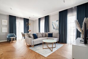 A modern living room with a sofa, coffee table, and chairs. - Apartamenty Swinoujscie - Villa 44 (Swinoujscie)