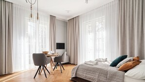 A modern hotel room with a bed, a desk, and a chair. - Apartamenty Swinoujscie - Villa 44 (Swinoujscie)