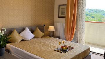 3 chambres, coffres-forts dans les chambres, fer et planche Ă repasser