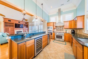 Fridge, microwave, oven, stovetop - K1130 Kirtland's Keep. Private Pool, Putting Green, Elevator! Sunday Turn. (Nags Head)