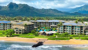 Un resort con varias edificaciones, una piscina y una playa.