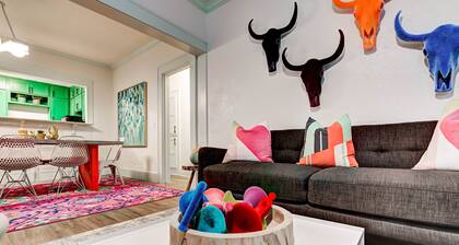 Color Pop Cottage - Half mile from Plaza district