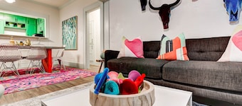Color Pop Cottage - Half mile from Plaza district