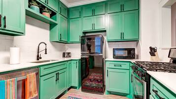 Coffee/tea maker, fridge, microwave, oven