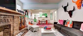 Color Pop Cottage - Half mile from Plaza district
