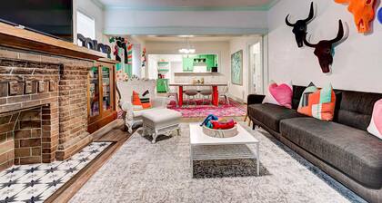 Color Pop Cottage - Half mile from Plaza district