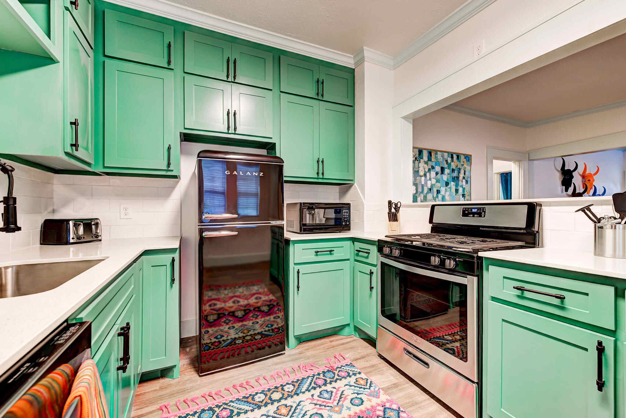 Refrigerador, microondas, horno y parrilla de estufa 