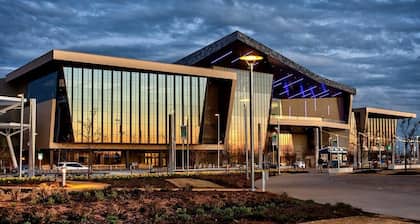 Color Pop Cottage - Half mile from Plaza district