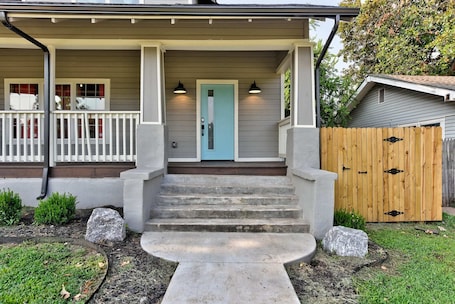 Exterior detail. Cottage Chic- Less than 5 mins to Plaza District
