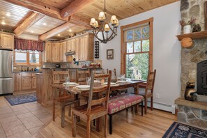 Dining - 500 North Lupine Spacious & modern 3 bedroom, pet friendly in Fraser (Fraser)