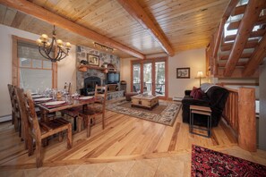 TV, fireplace - Spacious & modern 3 bedroom, pet friendly in Fraser (Fraser)