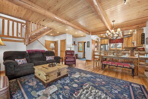 TV, fireplace - 500 North Lupine Spacious & modern 3 bedroom, pet friendly in Fraser (Fraser)