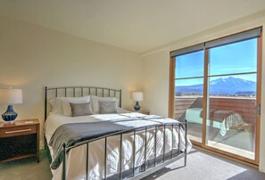 Työpöytä, silitysrauta/-lauta, Wi-Fi, vuodevaatteet