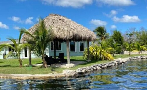 Amazing Pool & Canal Ground Level Home, Ocean access  