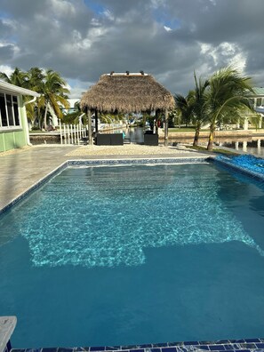 حمّام سباحة خارجي، حمّام سباحة مُدفَّأ