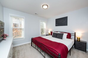 4 bedrooms, iron/ironing board, WiFi, bed sheets