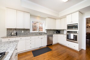 Mikrowelle, Geschirrspüler, Wasserkocher mit Kaffee-/Teezubehör