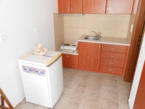 Kylskåp, kaffe- och tebryggare, vattenkokare och brödrost