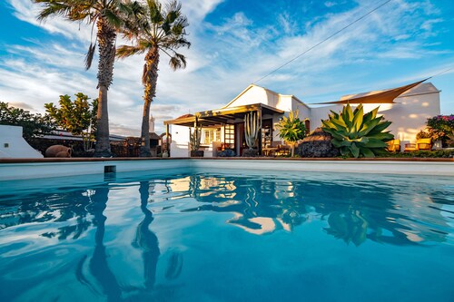 Luxury villa with heated pool, Jacuzzi and incredible panoramic views