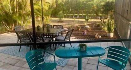 2/2 Home located in a quiet neighborhood with pool