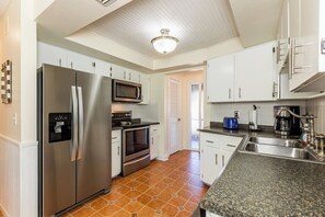 Unclassified image, 3 of 10, button - 2/2 Home located in a quiet neighborhood with pool (Marco Island)