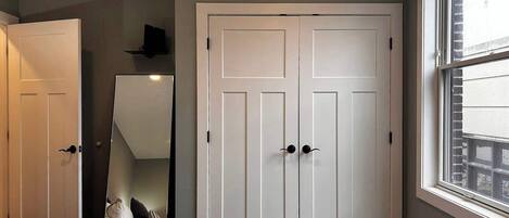 2 chambres, fer et planche à repasser, Wi-Fi, draps fournis