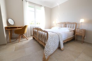 4 chambres, fer et planche à repasser, accès au Wi-Fi (inclus)