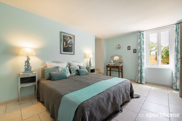 3 bedrooms, in-room safe, iron/ironing board, travel cot - MAS PROVENÇAL A LA CAMPAGNE (Meynes)