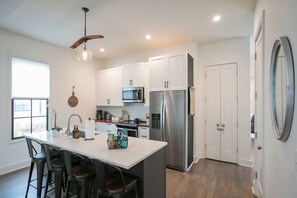 ثلاجة، ميكروويف، فرن، موقد طهي مسطح