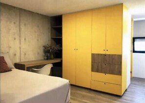 1 sovrum, skrivbord, strykjärn/strykbräda och wi-fi