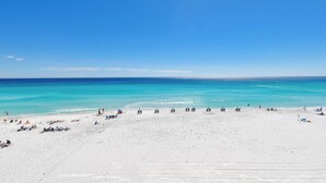 A beach with white sand and clear blue water. - Luxurious Beachfront Condo w/ Beach Service & Rooftop Pool in Destin! 🌊☀💙 (Destin)