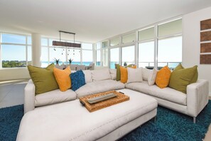 Smart TV - Luxurious Beachfront Condo w/ Beach Service & Rooftop Pool in Destin! 🌊☀💙 (Destin)