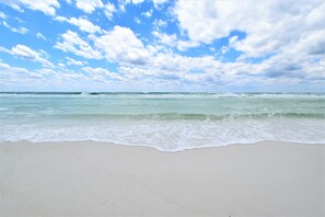 On the beach - Luxurious Beachfront Condo w/ Beach Service & Rooftop Pool in Destin! 🌊☀💙 (Destin)