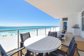 Outdoor dining - Luxurious Beachfront Condo w/ Beach Service & Rooftop Pool in Destin! 🌊☀💙 (Destin)