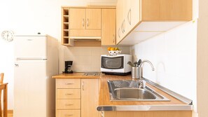 Refrigerador, microondas, lavavajillas y cafetera y tetera 