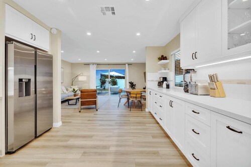 Sunny Modern Family Home I Near Beach + Eateries