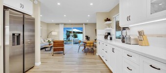 Sunny Modern Family Home I Near Beach + Eateries