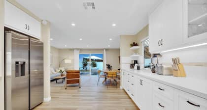 Sunny Modern Family Home I Near Beach + Eateries