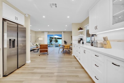 Sunny Modern Family Home I Near Beach + Eateries