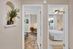3 habitaciones, escritorio y tabla de planchar con plancha