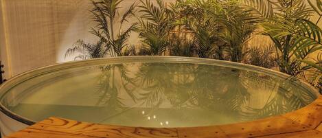 مغطس سبا خارجي