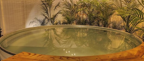 مغطس سبا خارجي