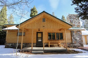 Exterior - Experience the South Fork Cabin, a cozy 3-bedroom retreat just 6 minutes from Yellowstone. (West Yellowstone)