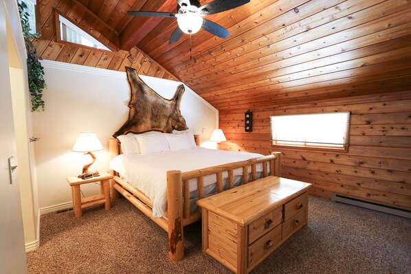 3 bedrooms, iron/ironing board, travel cot, WiFi - Experience the South Fork Cabin, a cozy 3-bedroom retreat just 6 minutes from Yellowstone. (West Yellowstone)